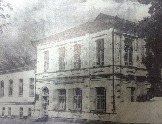 В этом здании 2 февраля 1918 года проходило первое заседание первого съезда Советов народов Карачаево-Черкесии