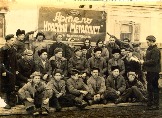 Рабочие артели КРАСНЫЙ МЕТАЛЛИСТ, входившей в состав будущего завода МОЛОТ, затем ЧЗПО и ЧЗХМ. Фото 1920-х годов.