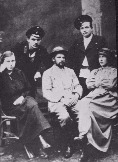 В центре - Макеев Александр Гордеевич (1873  -1918), в шляпе - Макеева Мария