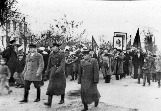 Головная колонна демонстрантов на ул. Красноармейской 7 ноября 1947 г. Слева виден угол Дома Советов