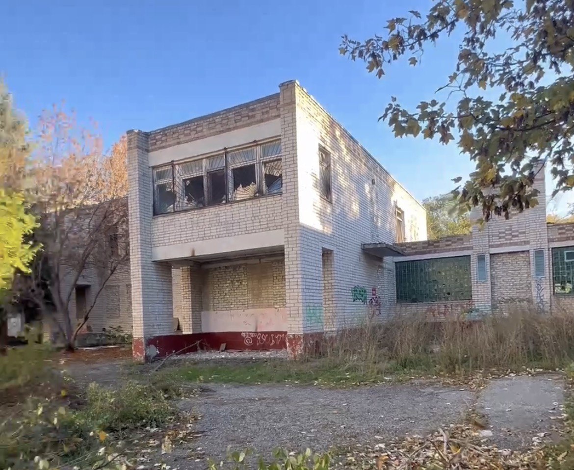В столице Карачаево-Черкесии приступили к наведению порядка на территории бывшей начальной школы гимназии № 17