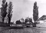 Вид  с севера, с улицы Красной,  на Покровскую церковь (только с другим куполом) и Городское училище (оно слева). Фото 1880-х годов.