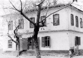 В бывшем жилом доме Тришкина (он находился на ул. Покровской) размещался и штаб ЧОН, и мастерская по изготолвлению шапок, и городской Дом пионеров