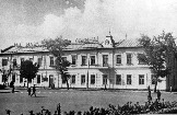 Приближается 100-летие со дня рождения В. И. Ленина. В старом здании СШ № 9 теперь размещается городская вечерняя школа рабочей молодёжи