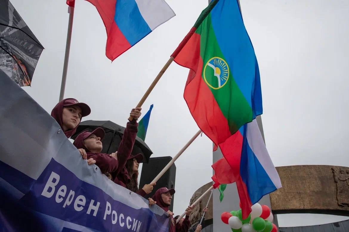 Порядка 800 жителей Карачаево-Черкесии приняли участие в торжественном митинге, посвященном Празднику Весны и Труда
